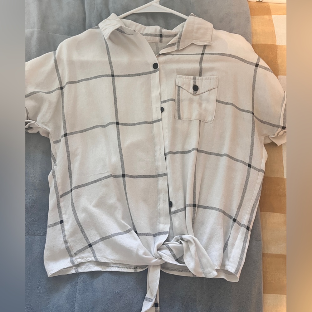 Button up blouse that ties at the bottom. Womens S/M
